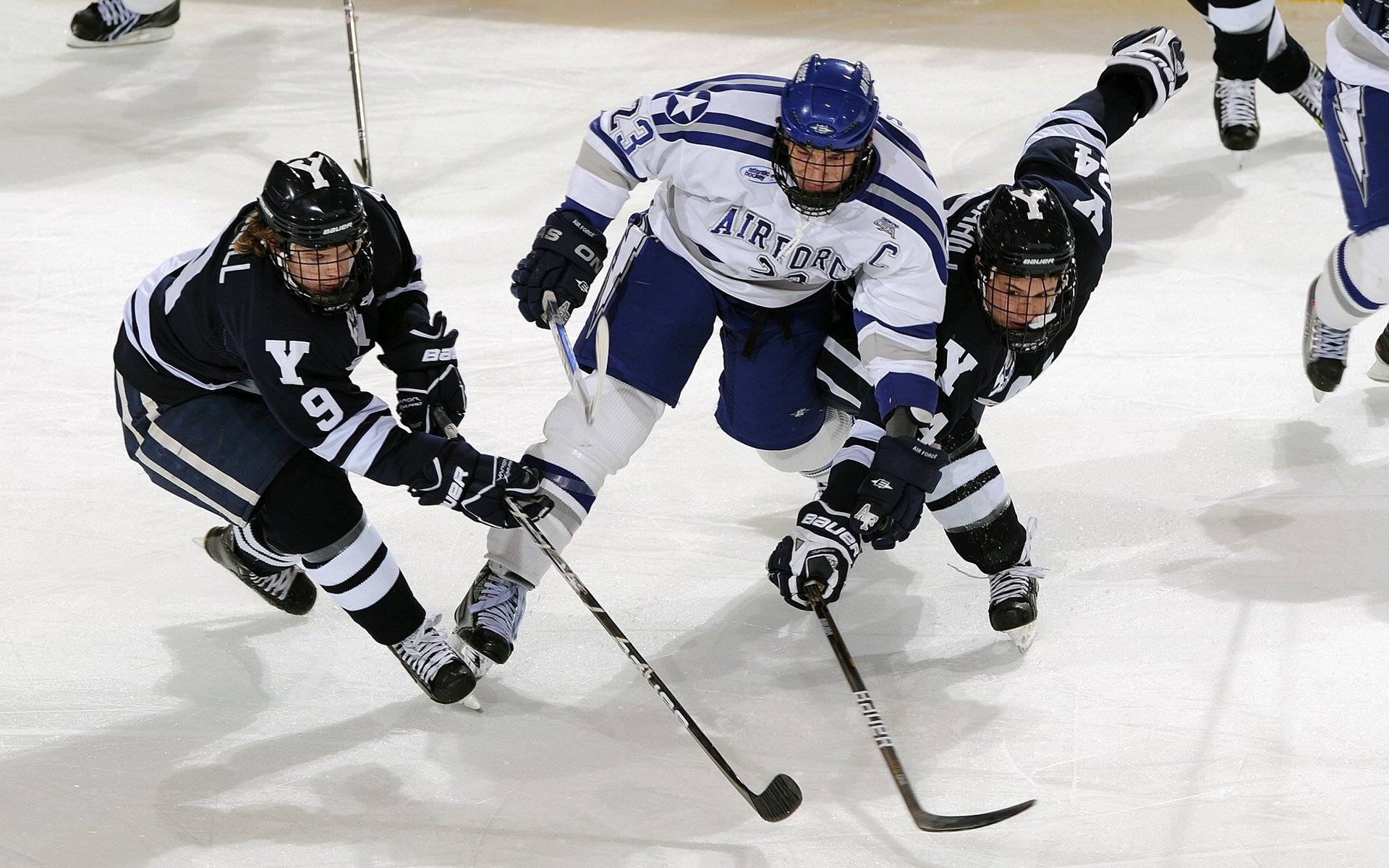赛道上的心跳时刻，红牛二队绝杀迈凯伦，汉密尔顿关键制胜